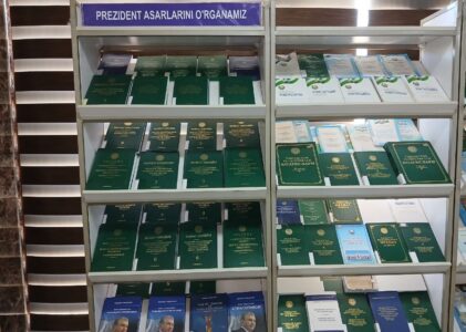 “Prezident asarlarini o‘rganamiz” nomli kitob-rasmli ko‘rgazma yangi adabiyotlar bilan boyitildi