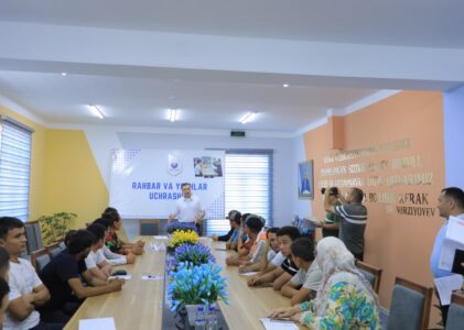 Shofirkon tumanida soliq boshqarmasi boshlig‘i yoshlar bilan uchrashdi