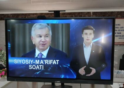 “Siyosiy-ma’rifat soati”